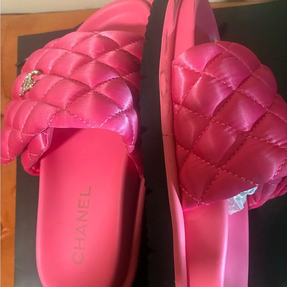 CHANEL Hot Pink Quilted Slide Sandals with CC Accent - Picture 2 of 4